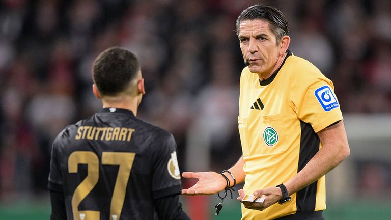 Schiedsrichter Deniz Aytekin (r.) im Gespräch mit Badredine Bouanani vom VfB Stuttgart.