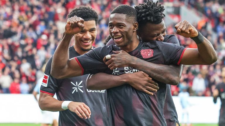 Bayer 04 Leverkusen bejubelt den Sieg gegen Union Berlin.