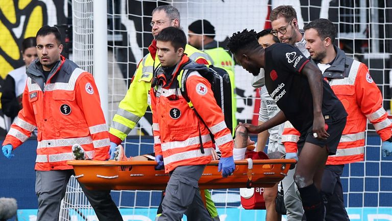 Bayer-Star Alejandro Grimaldo (auf der Trage) muss gegen Union verletzt vom Platz.