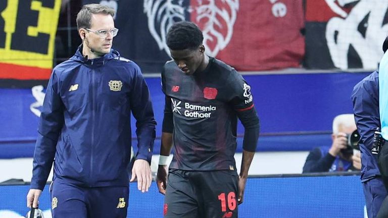 Der 18-Jährige musste noch vor der Halbzeit ausgewechselt werden. 