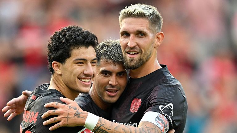 Exequiel Palacios (M) jubelt mit seinen Bayer-Teamkollegen Ibrahim Maza (l.) und Robert Andrich.