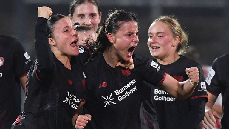 Die Frauen von Bayer Leverkusen freuen sich über einen späten Punktgewinn im Derby beim 1. FC Köln.