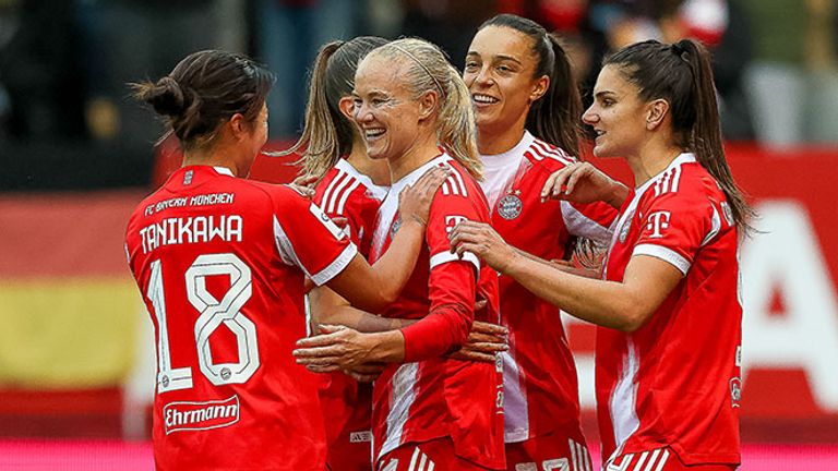 Die Spielerinnen der Bayern-Frauen bejubeln ein Tor.
