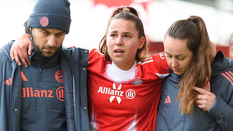 Bayern-Star Lena Oberdorf muss gestützt den Platz verlassen.