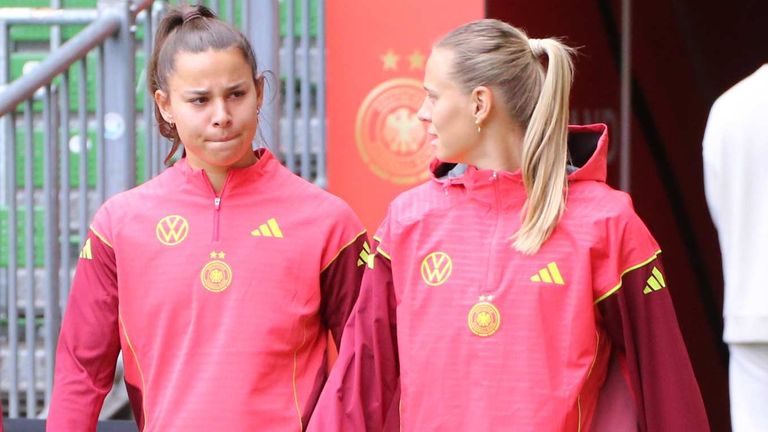 Klara Bühl zeigte nach dem erneuten Kreuzbandriss von Lena Oberdorf Mitgefühl für ihre Teamkollegin.