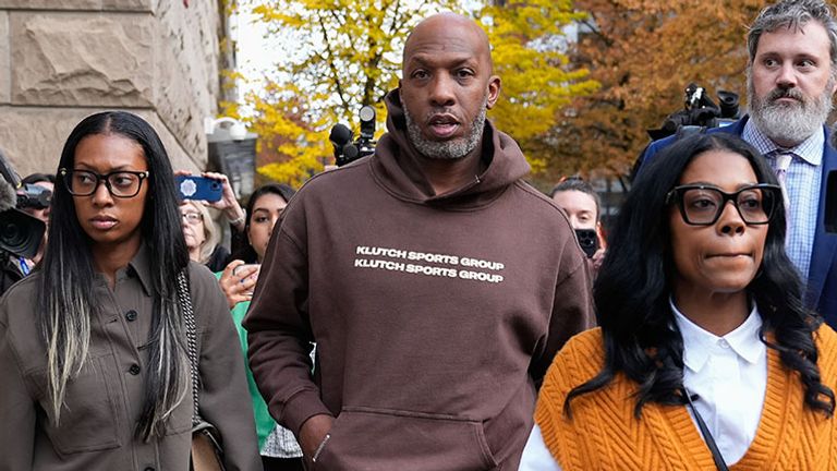 Portland-Headcoach Chauncey Billups (M.) ist wieder auf freiem Fuß.