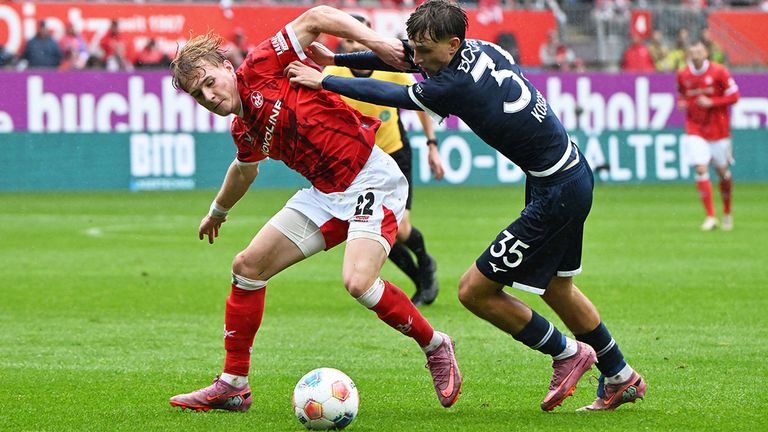Lautern-Verteidiger Mika Haas (l.) im Duell mit Kacper Koscierski vom VfL Bochum.