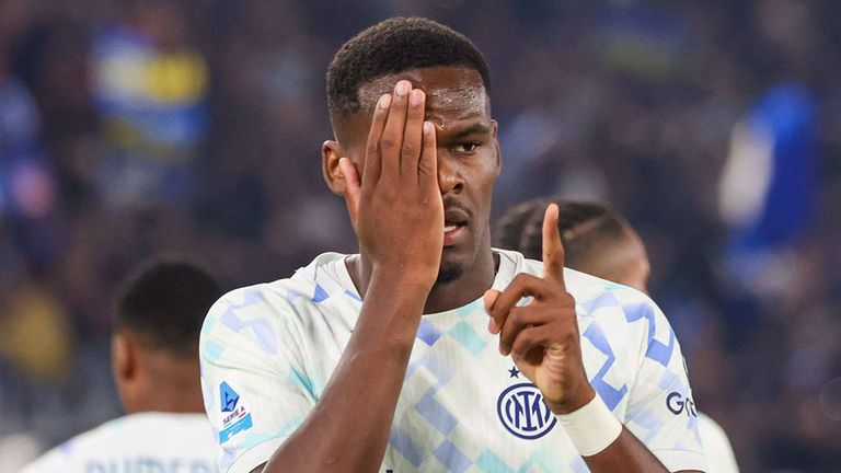 Ange-Yoan Bonny bejubelt sein goldenes Tor für Inter Mailand.