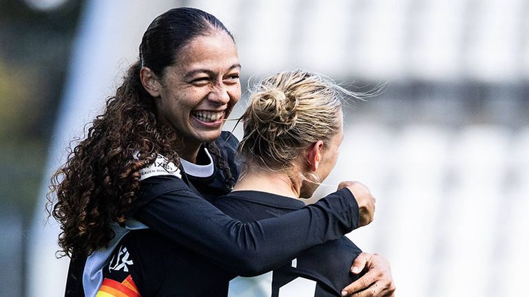 Kessya Bussy jubelt gemeinsam mit Wolfsburg-Teamkollegin Alexandra Popp.
