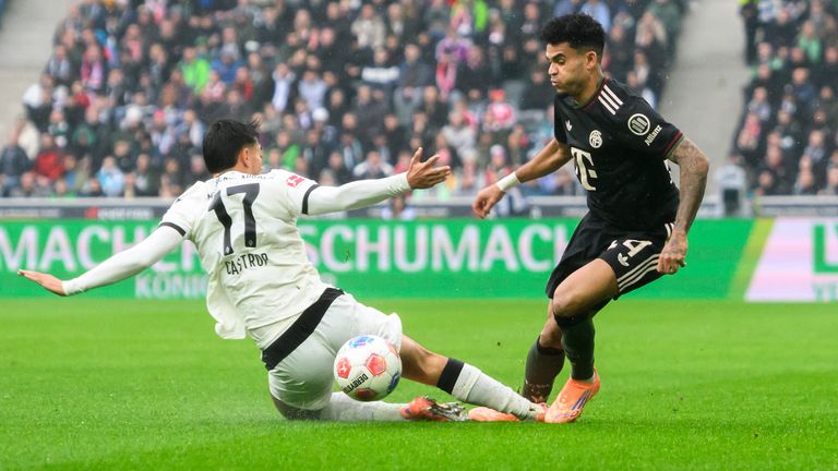 Für dieses Foul an Luis Diaz wurde Jens Castrop des Platzes verwiesen und nun für zwei Partien gesperrt.