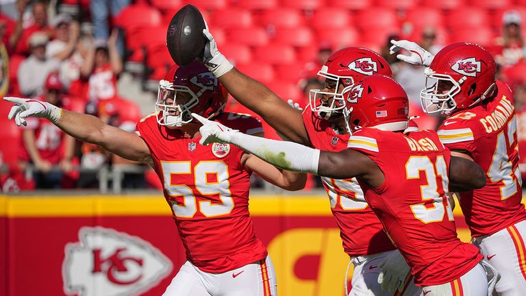 Die Spieler der Kansas City Chiefs freuen sich über eine Fumble-Recovery.