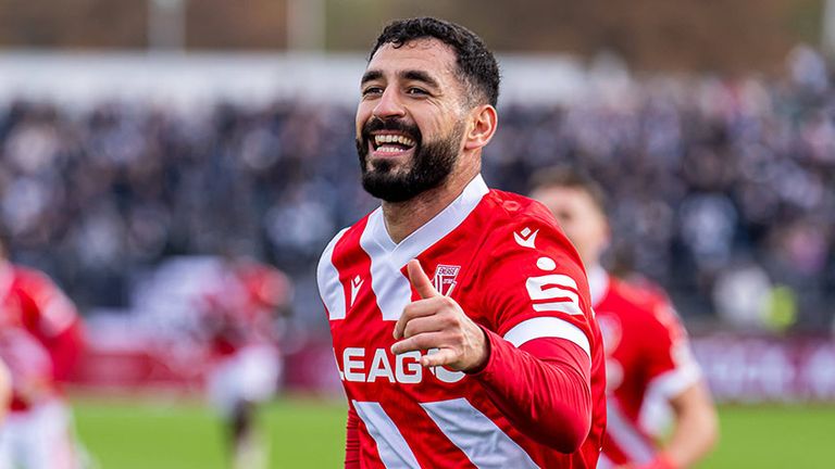 Tolcay Cigerci bejubelt sein Tor für Energie Cottbus.