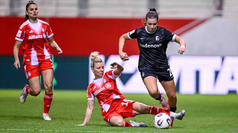 Bundestrainer Christian Wück muss in der Nations League gegen Frankreich auf Bayern-Spielerin Linda Dallmann (Rot) verzichten.