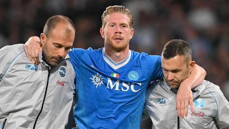 Neapel-Star Kevin De Bruyne muss gestützt den Platz verlassen.