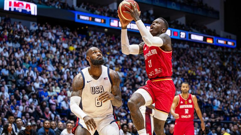 Dennis Schröder (r.) und LeBron James im direkten Duell.