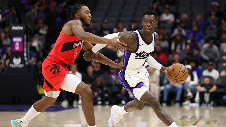 Dennis Schröder im Dribbling gegen Raptors Guard Immanuel Quickley. Am Ende verlor der Deutsche mit seinem neuen Klub, den Sacramento Kings.