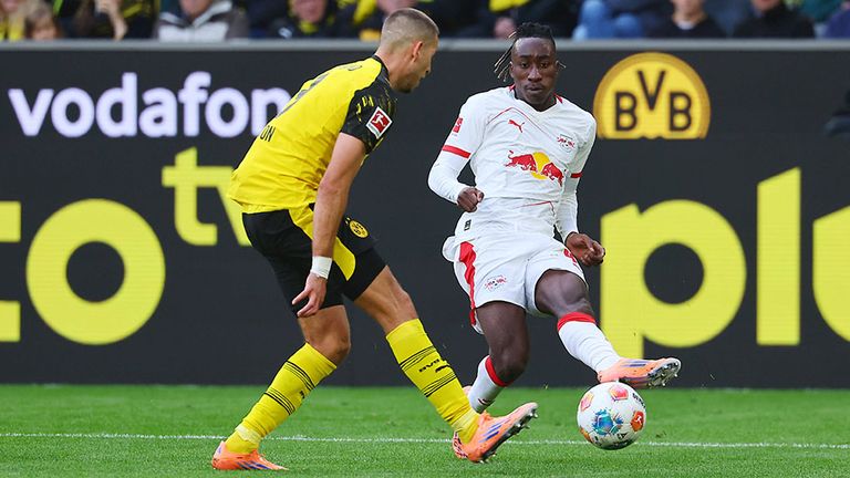 RB-Flügelspieler Yan Diomande (r.) im Duell mit BVB-Verteidiger Waldemar Anton.