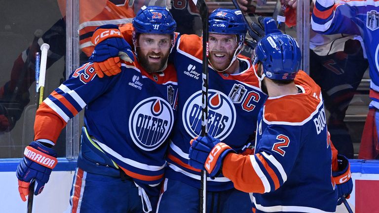 Leon Draisaitl (l.) kann weiter auf seinen Sturmpartner Connor McDavid bauen.