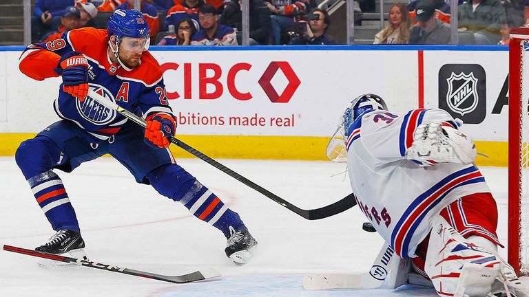 Oilers-Star Leon Draisaitl (l.) scheitert hier an Rangers-Goalie Igor Shesterkin.