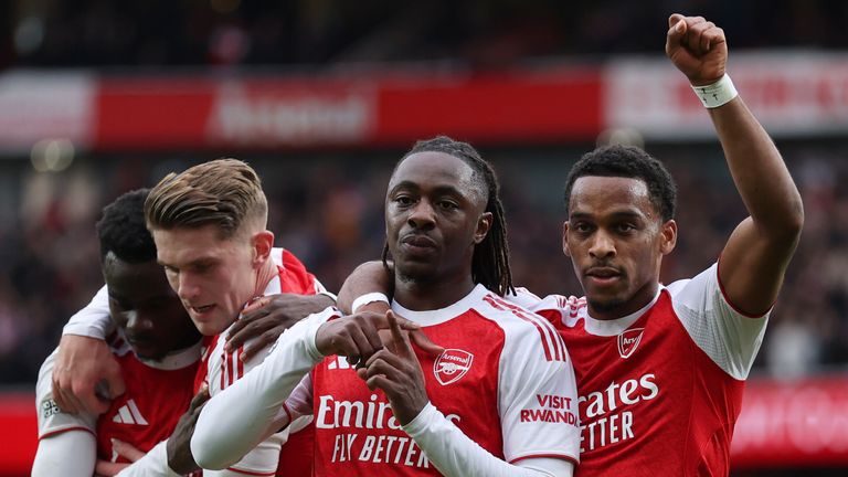 Eberechi Eze (m.) ist gegen Ex-Klub Crystal Palace der Matchwinner.