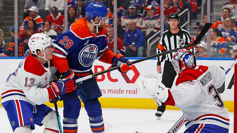 Leon Draisaitl (M) steuerte ein Tor zum Sieg der Edmonton Oilers bei.