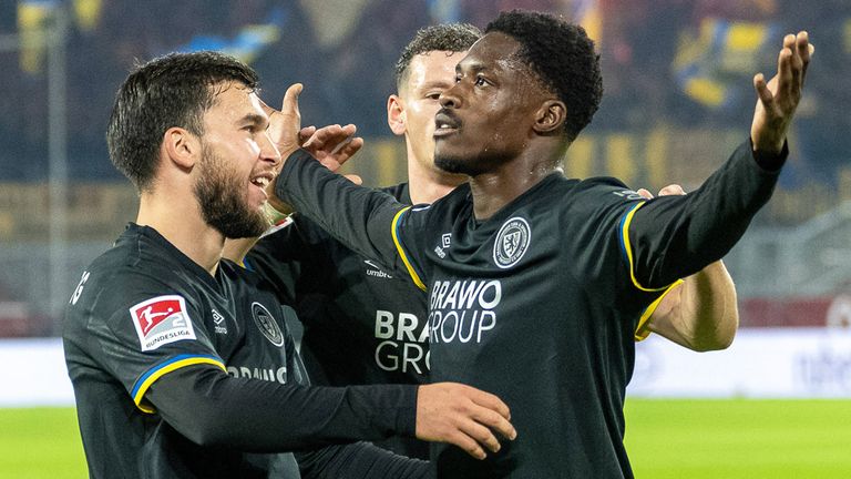 Eintracht Braunschweig jubelt über den Auswärtssieg in Düsseldorf.