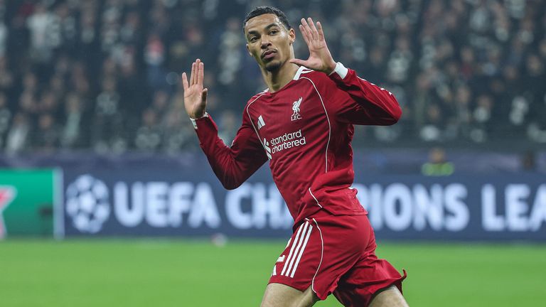 Entschuldigt sich überschwänglich bei der SGE-Heimkurve für seinen Treffer gegen Eintracht Frankfurt: Hugo Ekitike.