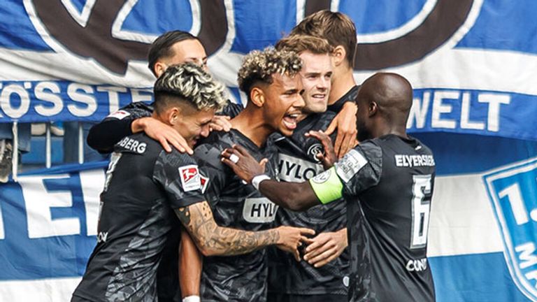 Die Spieler der SV Elversberg bejubeln ein Tor.