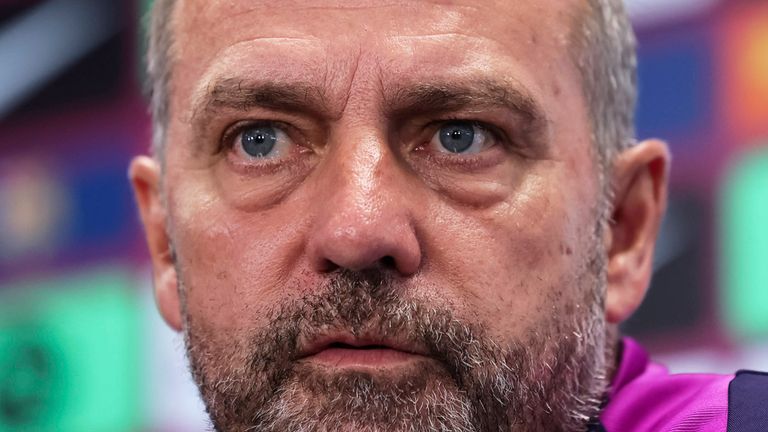 Hansi Flick trainiert seit 2024 den FC Barcelona.