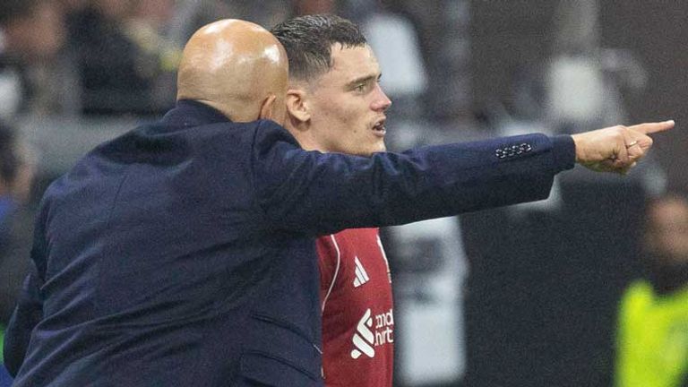 Florian Wirtz und sein Trainer Arne Slot (l.) stehen mit dem FC Liverpool vor richtungweisenden Aufgaben.