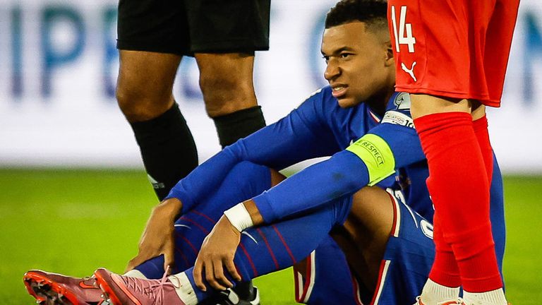 Frankreich-Star Kylian Mbappe verletzt sich gegen Aserbaidschan.