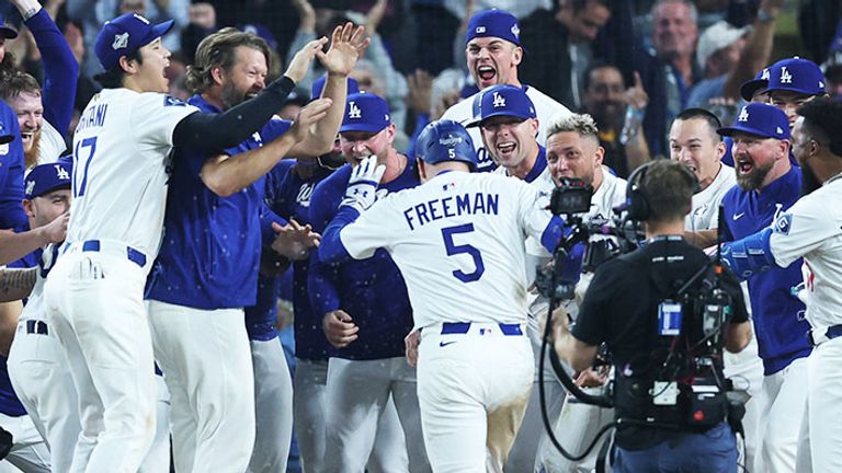 Die Los Angeles Dodgers feiern First Baseman Freddie Freeman (Rückennummer 5) nach dessen entscheidenden Homerun.