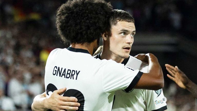 Florian Wirtz (r.) und Serge Gnabry erzielten im WM-Qualifikationsspiel gegen Nordirland jeweils ein Tor.