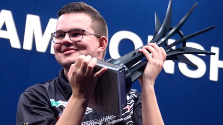 Gian Van Veen wird als jüngster Spieler Darts-Europameister.