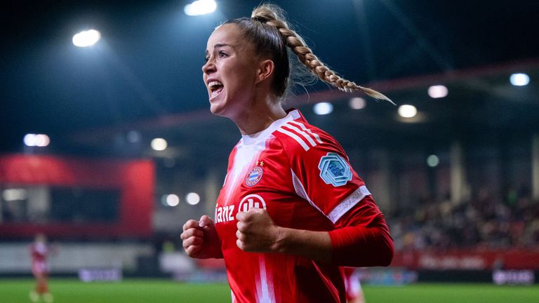 Giulia Gwinn und die Frauen des FC Bayern feiern gegen Juventus den ersten Champions-League-Sieg in dieser Saison.