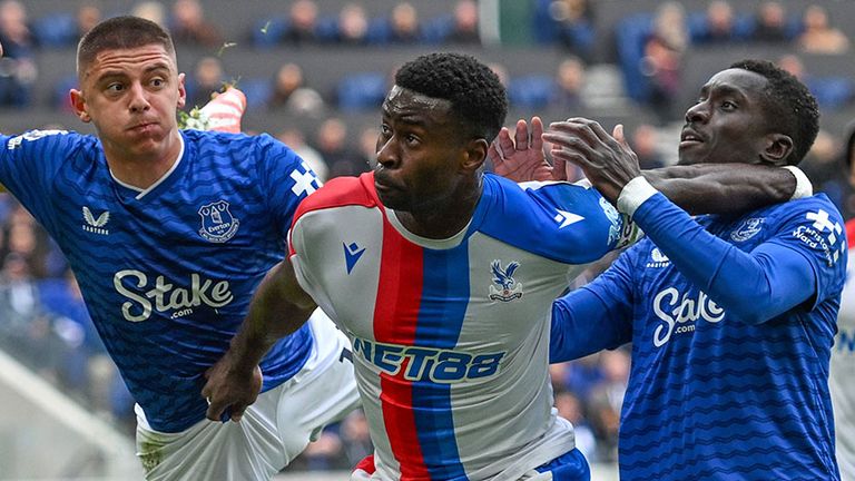 Kapitän Marc Guehi von Crystal Palace (M) im Duell mit Vitaliy Mykolenko (l.) und Idrissa Gueye vom FC Everton.