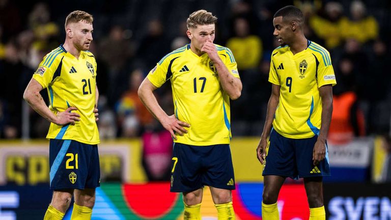 Schweden und die PL-Stars Dejan Kulusevski (l.), VIktor Gyökeres (Mitte) und Alexander Isak (r.) zittern um die Teilnahme an der WM 2026.