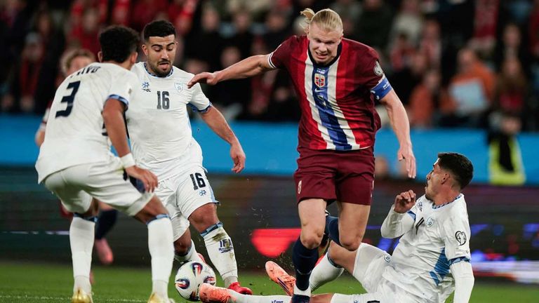 Erling Haaland erzielte beim Kantersieg seiner Norweger gegen Israel einen Dreierpack.