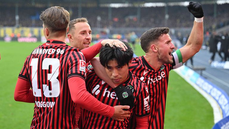 Hannover 96 bejubelt das 3:0 durch Daisuke Yokota.