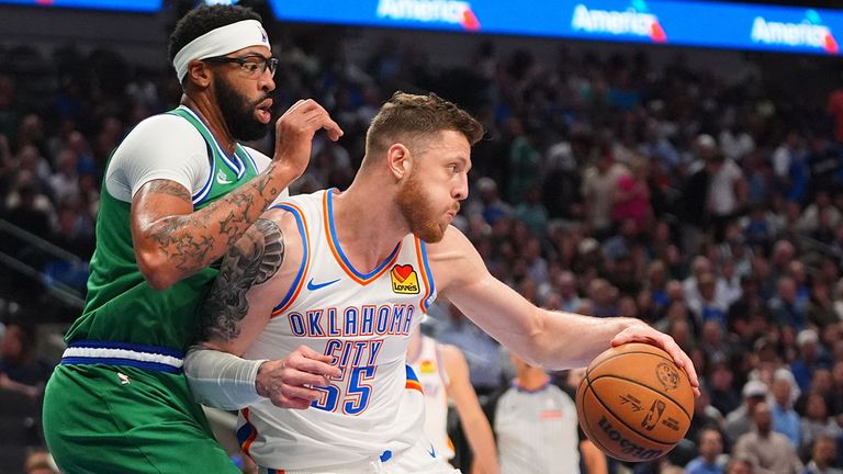 OKC-Center Isaiah Hartenstein (r.) behauptet sich gegen NBA-Superstar Anthony Davis von den Dallas Mavericks.