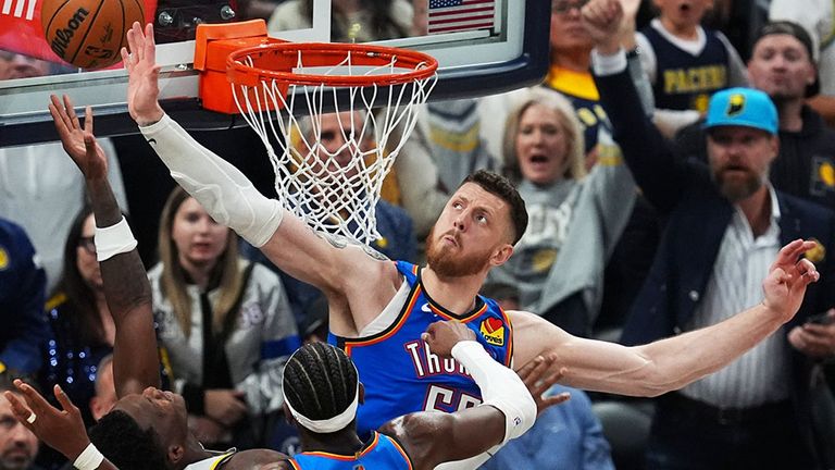 Der deutsche OKC-Center Isaiah Hartenstein (r.) verteidigt gegen Bennedict Mathurin (l.) von den Indiana Pacers.