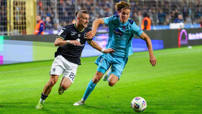 Sigurd Haugen (1860 München) im Zweikampf mit Tim Kloss (Köln).