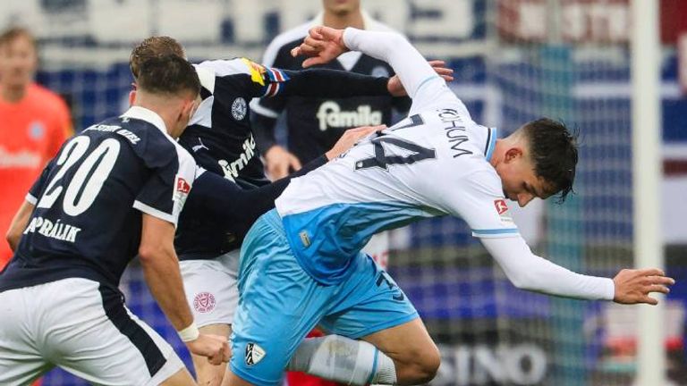 Holstein Kiel und VfL Bochum teilen sich in der 2.Bundesliga die Punkte.