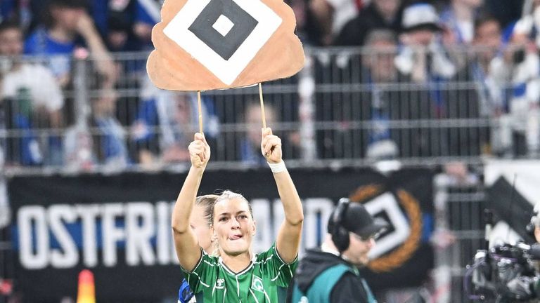 Bremen-Spielerin Medina Desic sorgte nach dem Nord-Derby mit einem provokanten Schild für Aufsehen. 