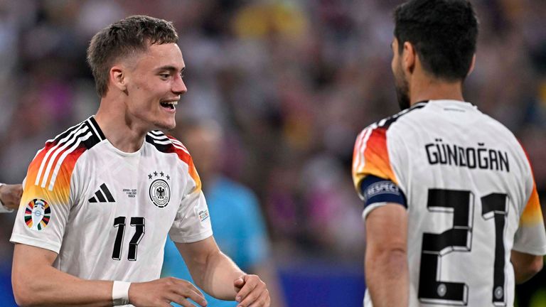 Ilkay Gündogan (r.) nimmt seinen ehemaligen Teamkollegen aus der Nationalmannschaft, Florian Wirtz, in Schutz. 
