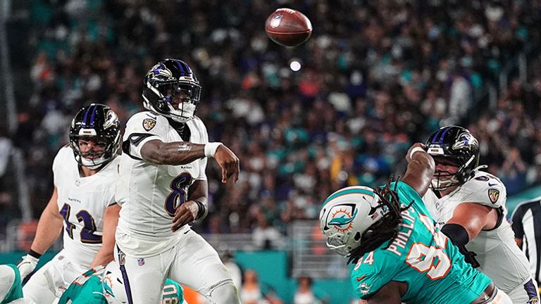 Lamar Jackson (2. von l.) führt die Baltimore Ravens in der NFL zum dritten Saisonsieg.