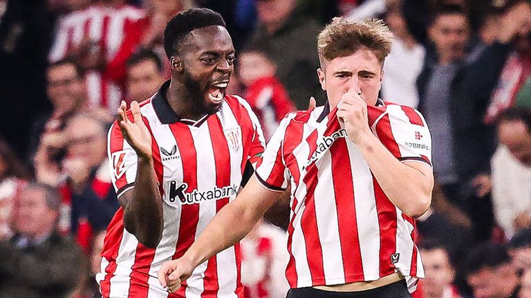 Mikel Jauregizar (r.) küsst das Wappen von Athletic Bilbao - Kapitän Inaki Williams jubelt mit.