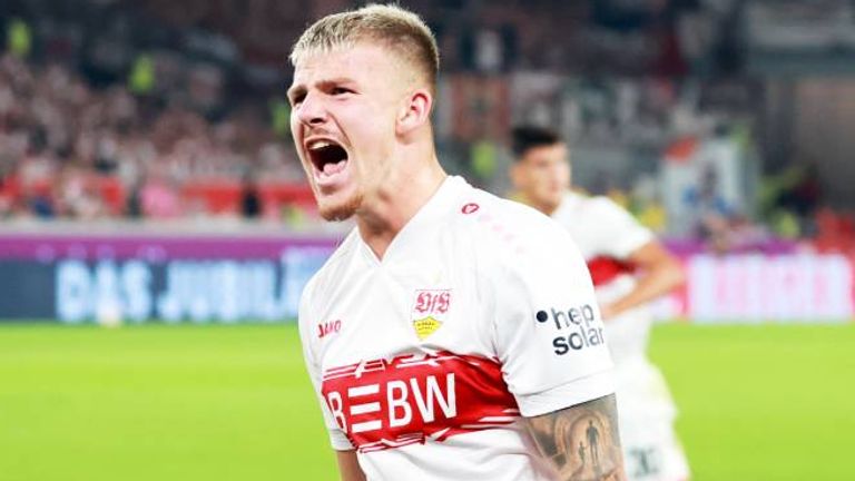 Finn Jeltsch darf sich über die Fritz-Walter-Medaille in Gold freuen. 