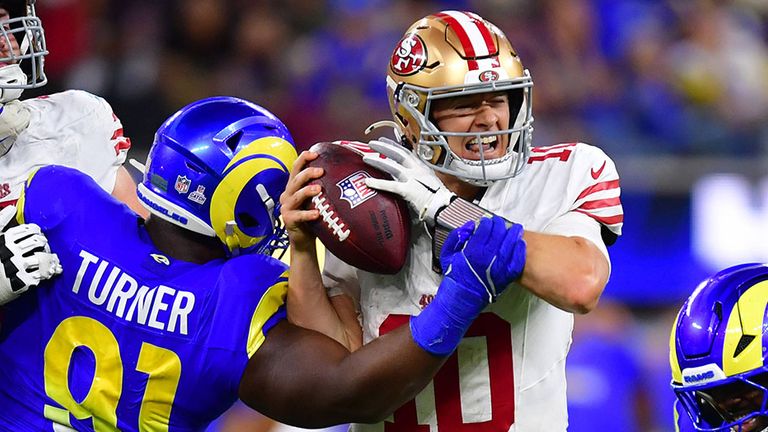 Quarterback Mac Jones (r.) führte die San Francisco 49ers gegen Kobie Turner und die Los Angeles Rams zum überraschenden Sieg.