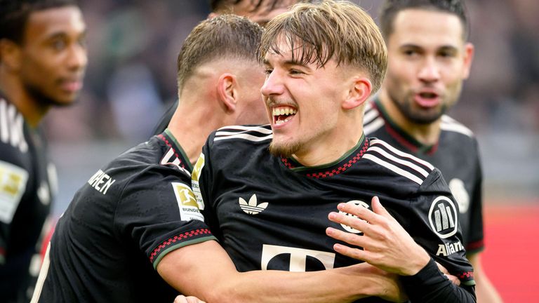 Joshua Kimmich (l.) herzt Lennart Karl (v.) nach dessen Treffer gegen Gladbach.